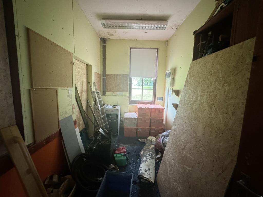 Lot: 117 - DETACHED PROPERTY FOR CONVERSION - View of room inside